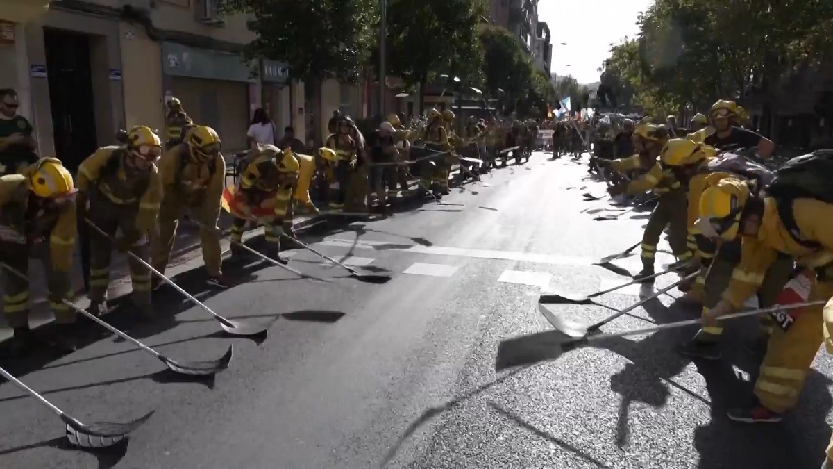 Bomberos de España protestan por mejores condiciones laborales