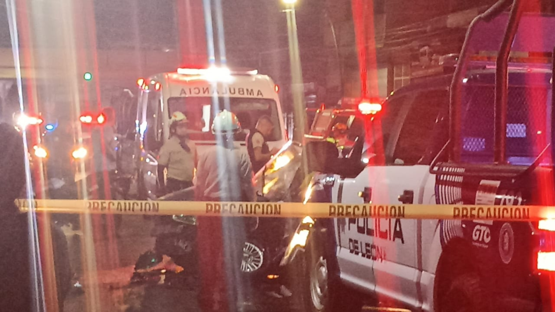 Choque entre patrulla y auto en León deja dos heridos graves, 1 de ...