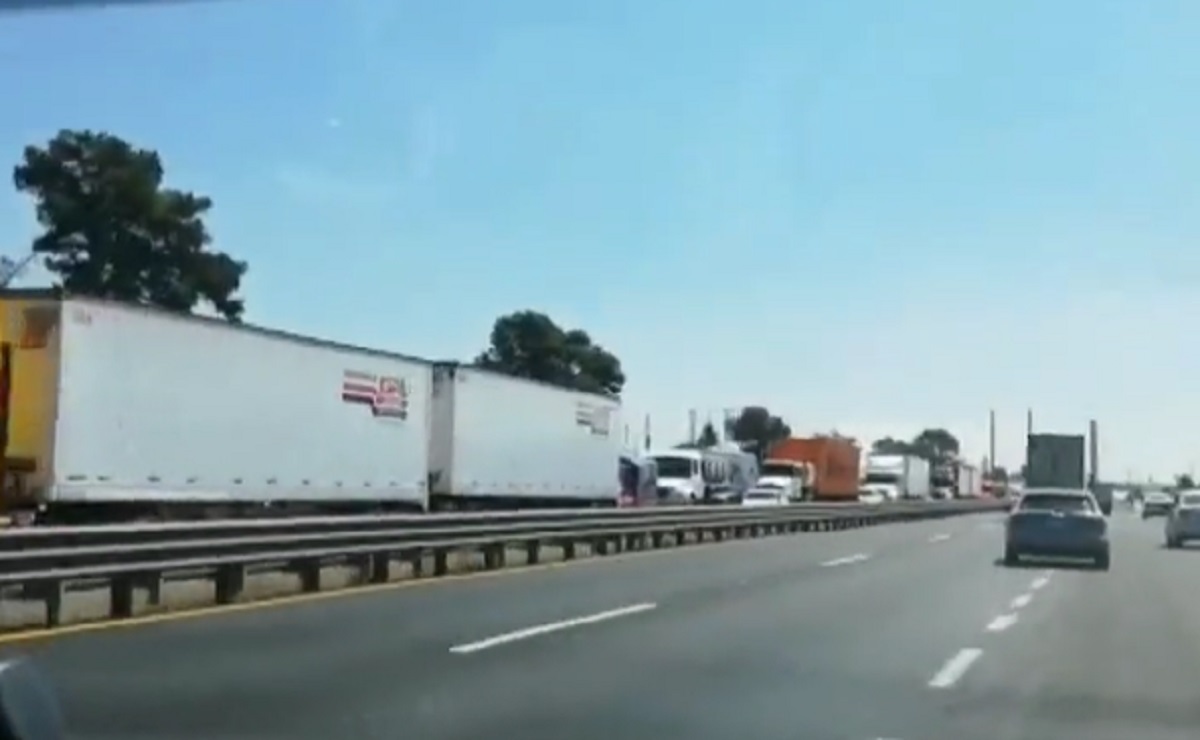 Reportan CARAMBOLA en la autopista México-Puebla hoy miércoles; el TRÁFICO es pesado