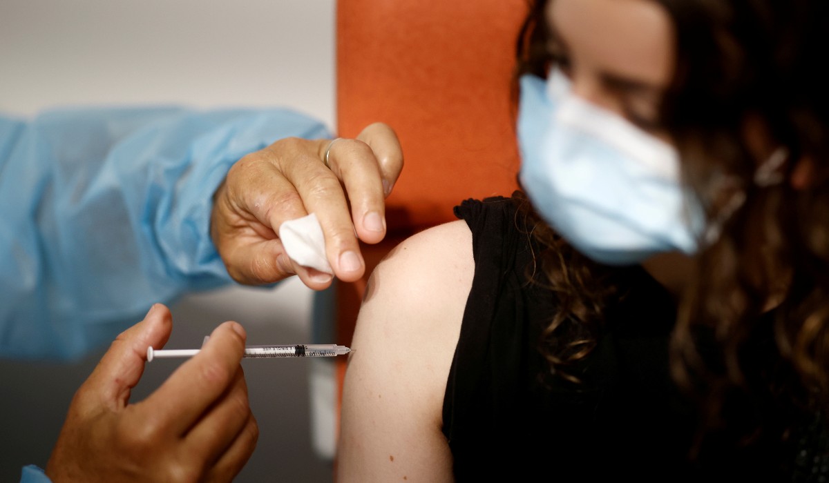 Senos grandes, ¿nuevo efecto de la vacuna Pfizer? Científicos explican - Vimarsana News