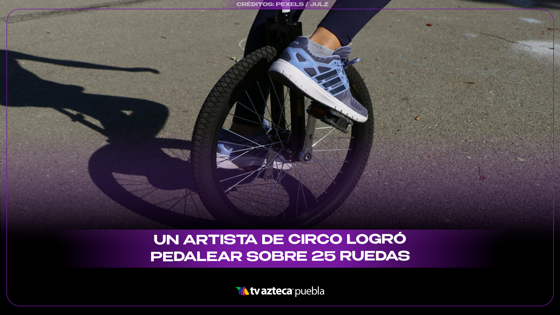 Artista sorprende al pedalear un monociclo con 25 ruedas apiladas.