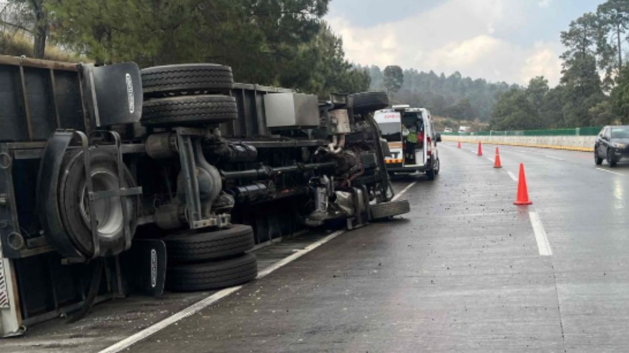 Volcadura de tráiler provoca cierre de la carretera México-Puebla hoy