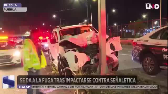 Conductor se da a la fuga tras impactarse contra poste en San Bartolo