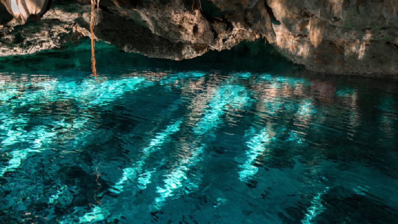 Encuentra precioso cenote abajo de su casa, VIDEO