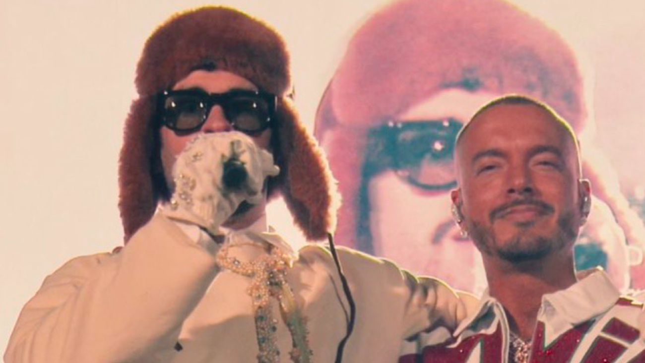 Bad Bunny y J Balvin se dan un abrazo y cantan juntos "La Canción"