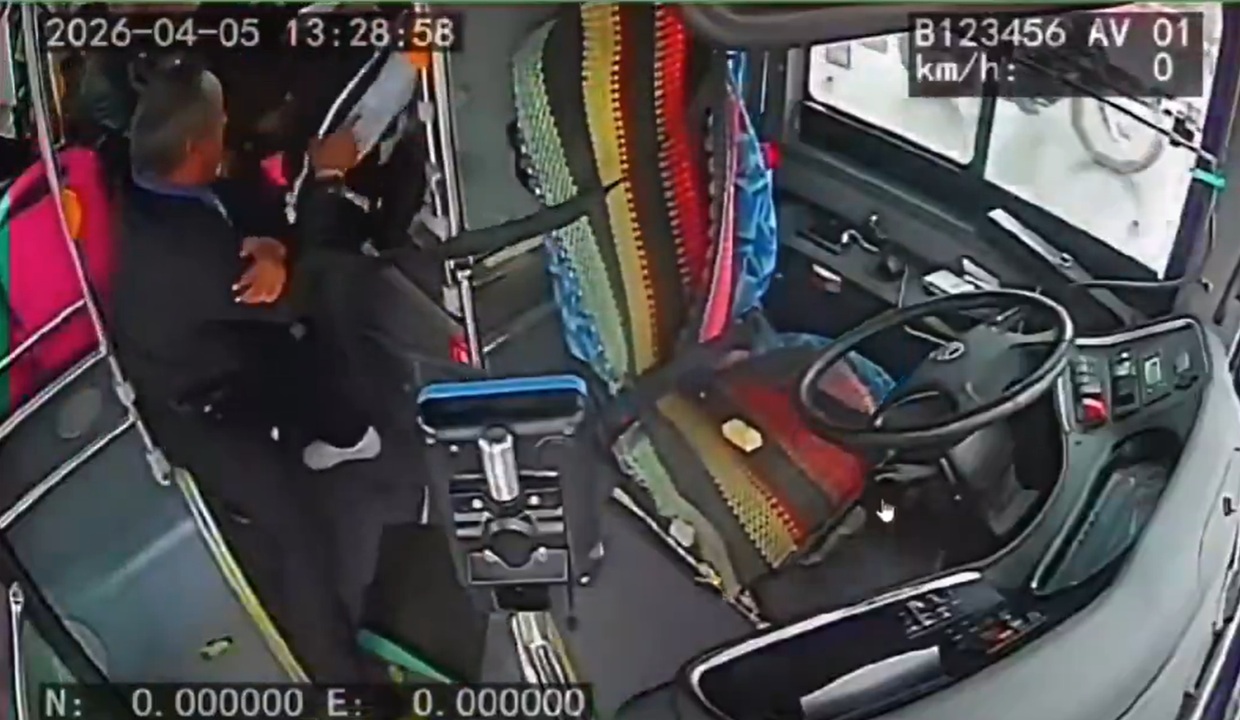 VIDEO: ¡Le da con todo! Joven agrede a conductor del transporte público por negarse a pagar con QR vigente