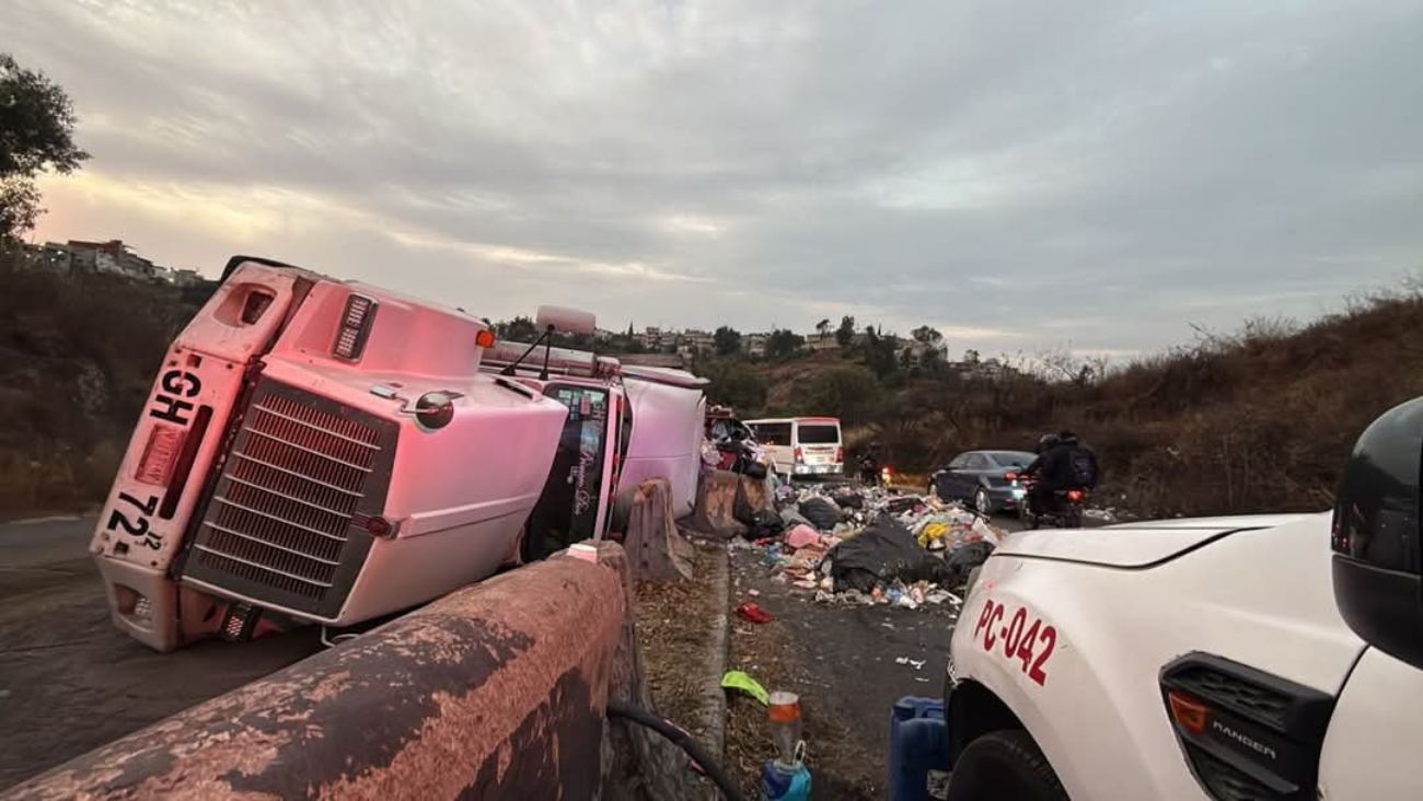 Vuelca tráiler con 40 toneladas de basura en Nicolás Romero, Edomex; caos vial y rutas alternas