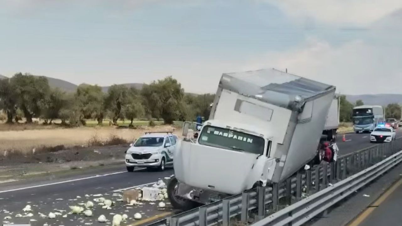 VIDEO: Camión destrozó muro de contención tras accidente sobre la autopista Puebla–Orizaba hoy; tráfico en Palmar de Bravo