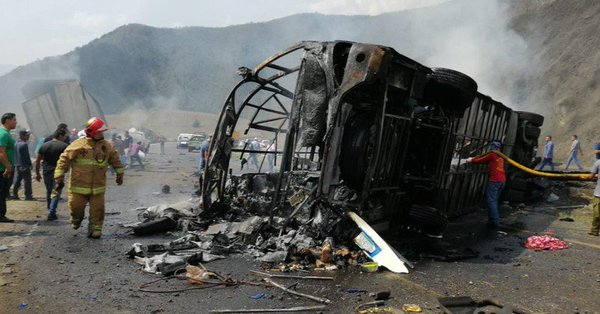 Choque de tráiler y autobús en autopista de Veracruz deja 21 muertos