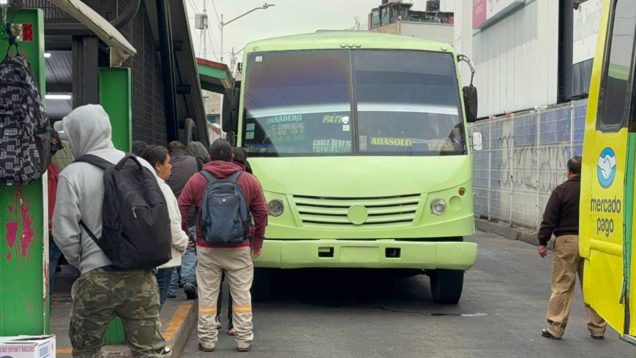 Pasajeros se esconden pertenencias para evitar asaltos en el transporte público