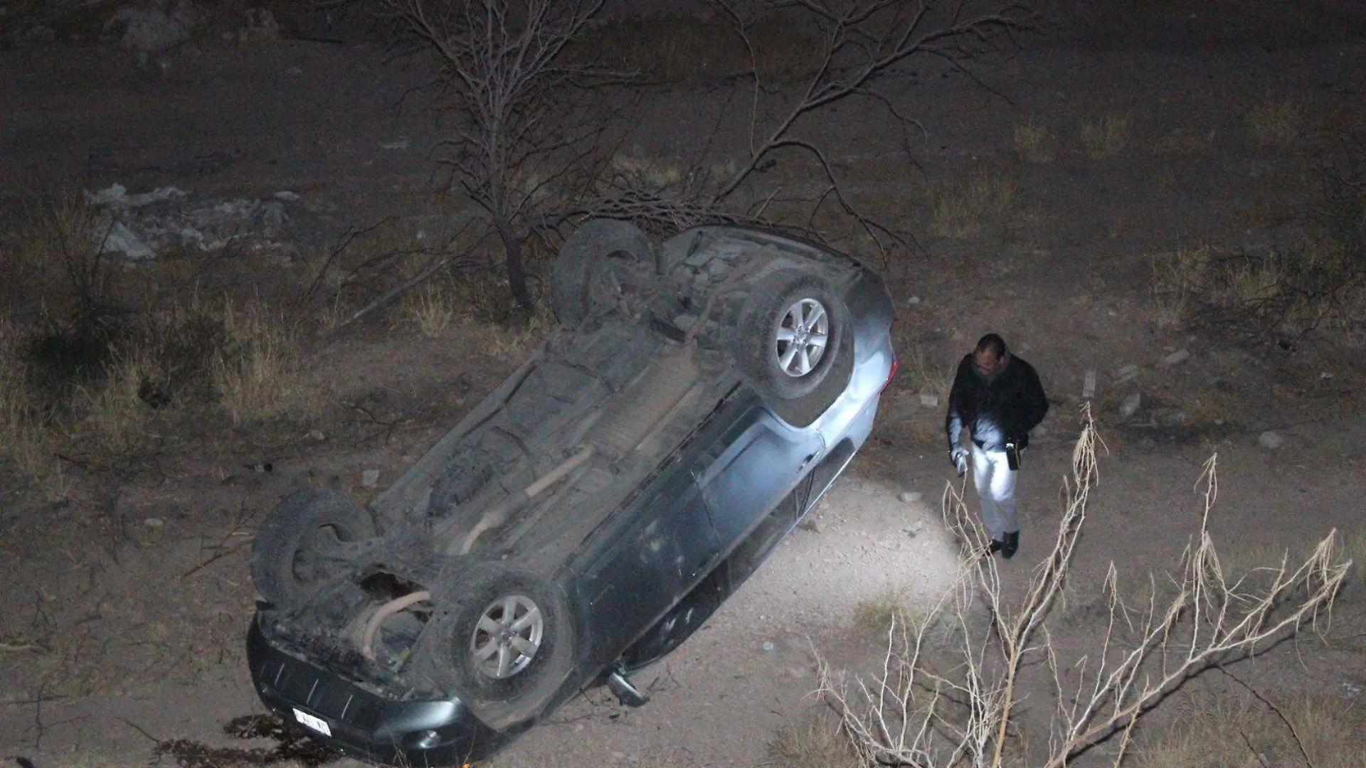 Conductor pierde el control del auto al tomar una curva y vuelca en la ...