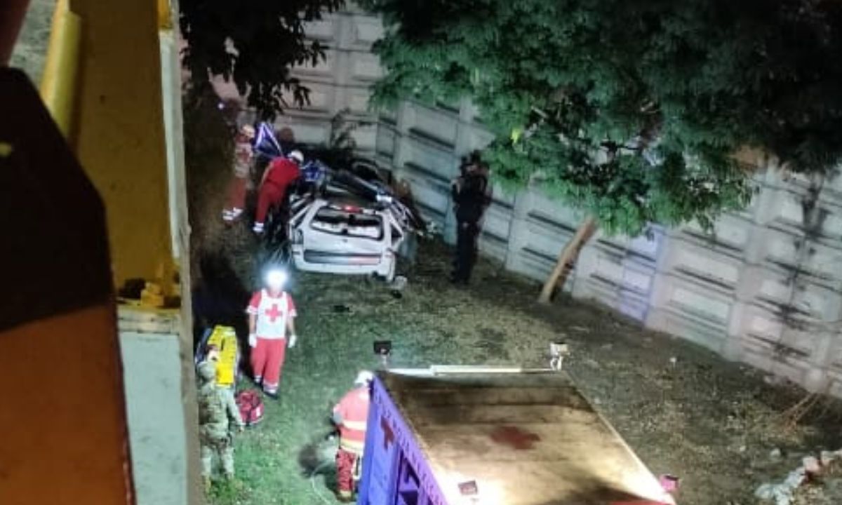 VIDEO: Camioneta cae desde puente en la zona del aeropuerto de Veracruz