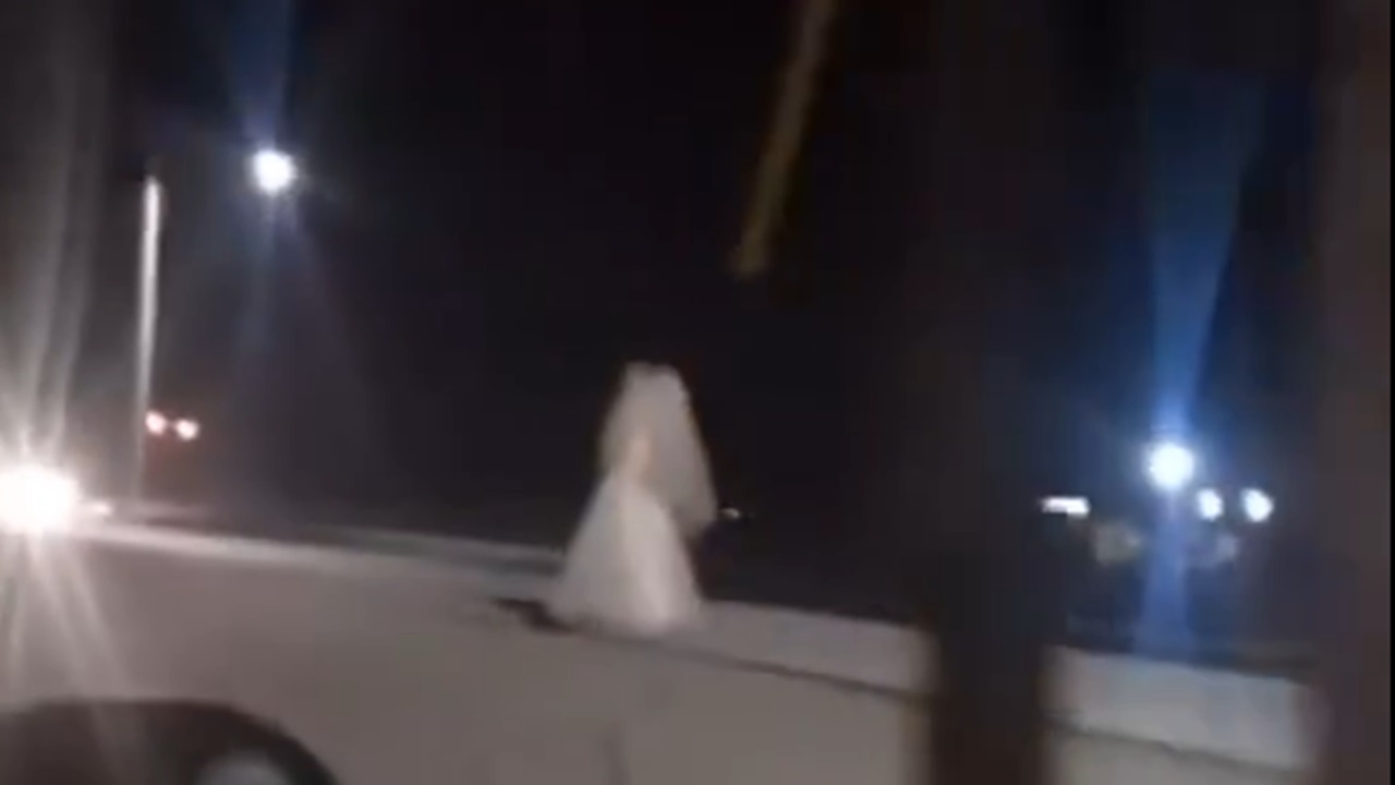 Captan a mujer vestida de novia caminando en la noche en concurrida ...