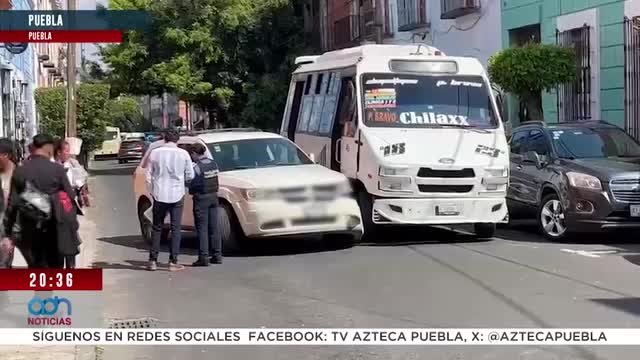 Choque entre auto particular y transporte público en 11 Oriente, Puebla