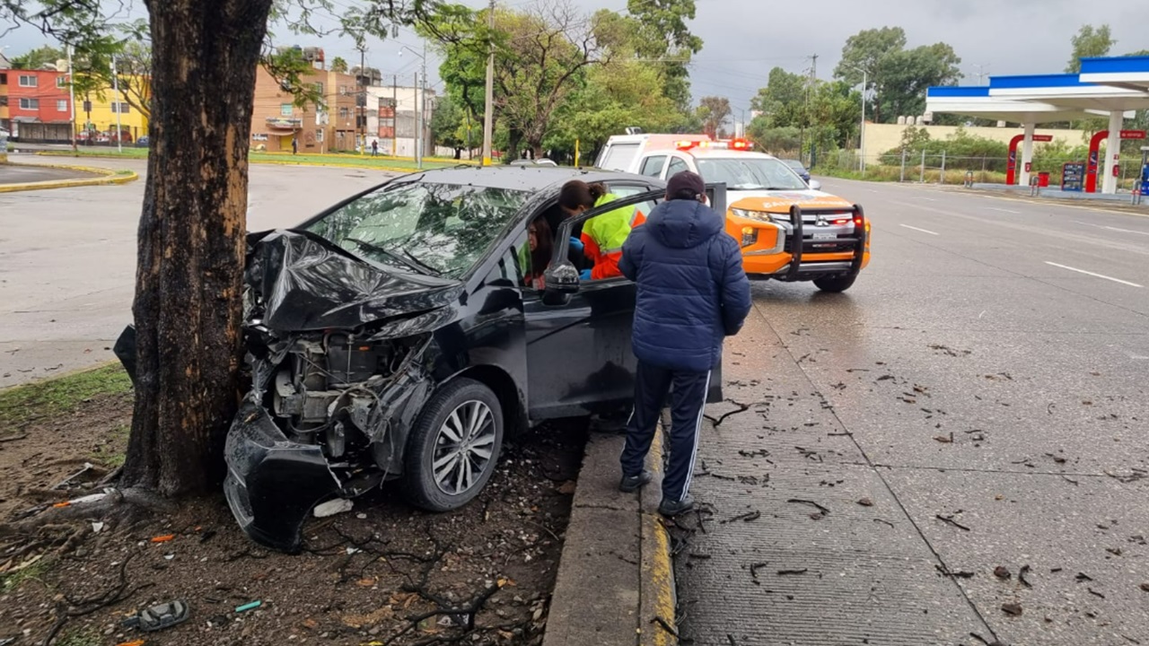 Muere hombre tras impacto en Calzada Zaragoza; conductor intentó huir