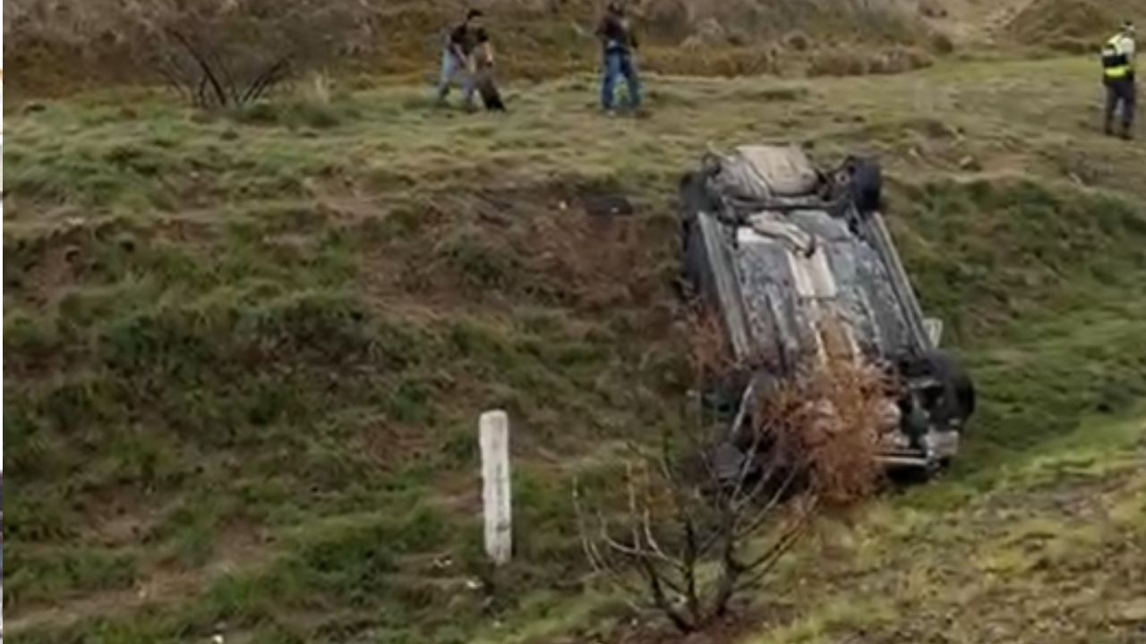 Vehículo quedó destrozado tras volcadura en la autopista Teziutlán-Virreyes hoy; conductor sobrevivió