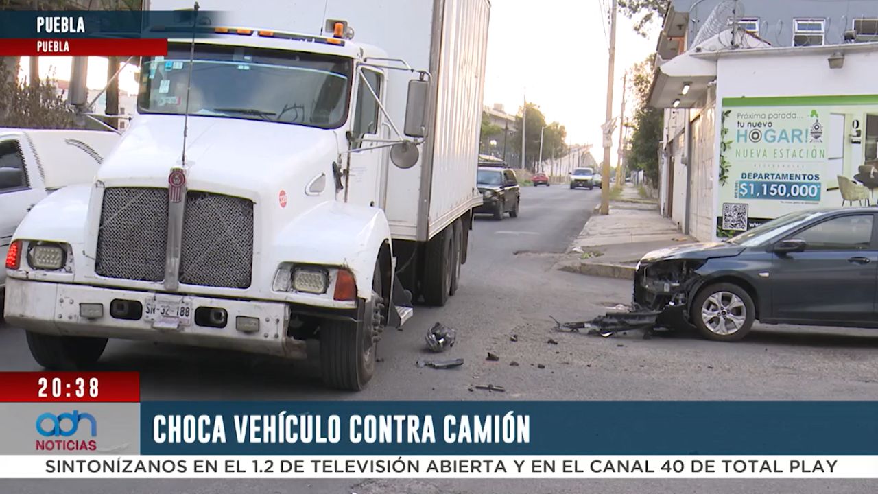 Choca vehículo contra camión a un costado de la autopista México-Puebla