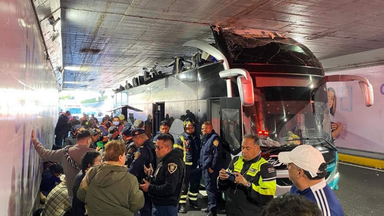 Autobús CHOCA en Viaducto de CDMX y se queda sin techo; deja 16 ...