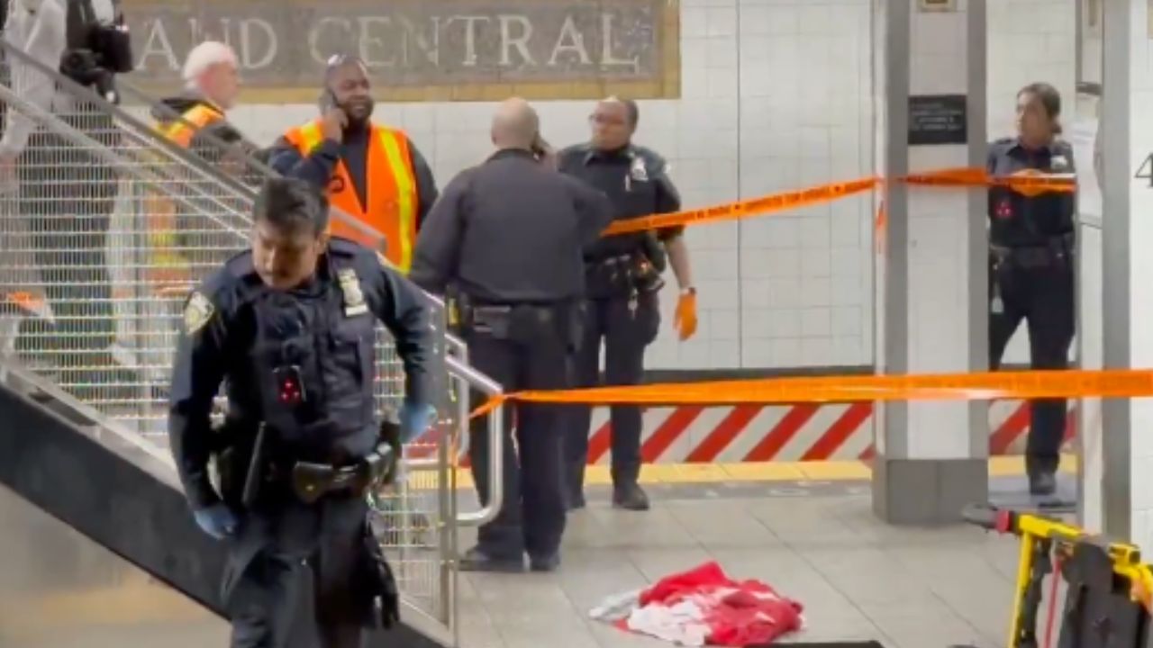 VIDEO FUERTE: Ataque con machete en metro de Nueva York deja heridos; el agresor fue abatido