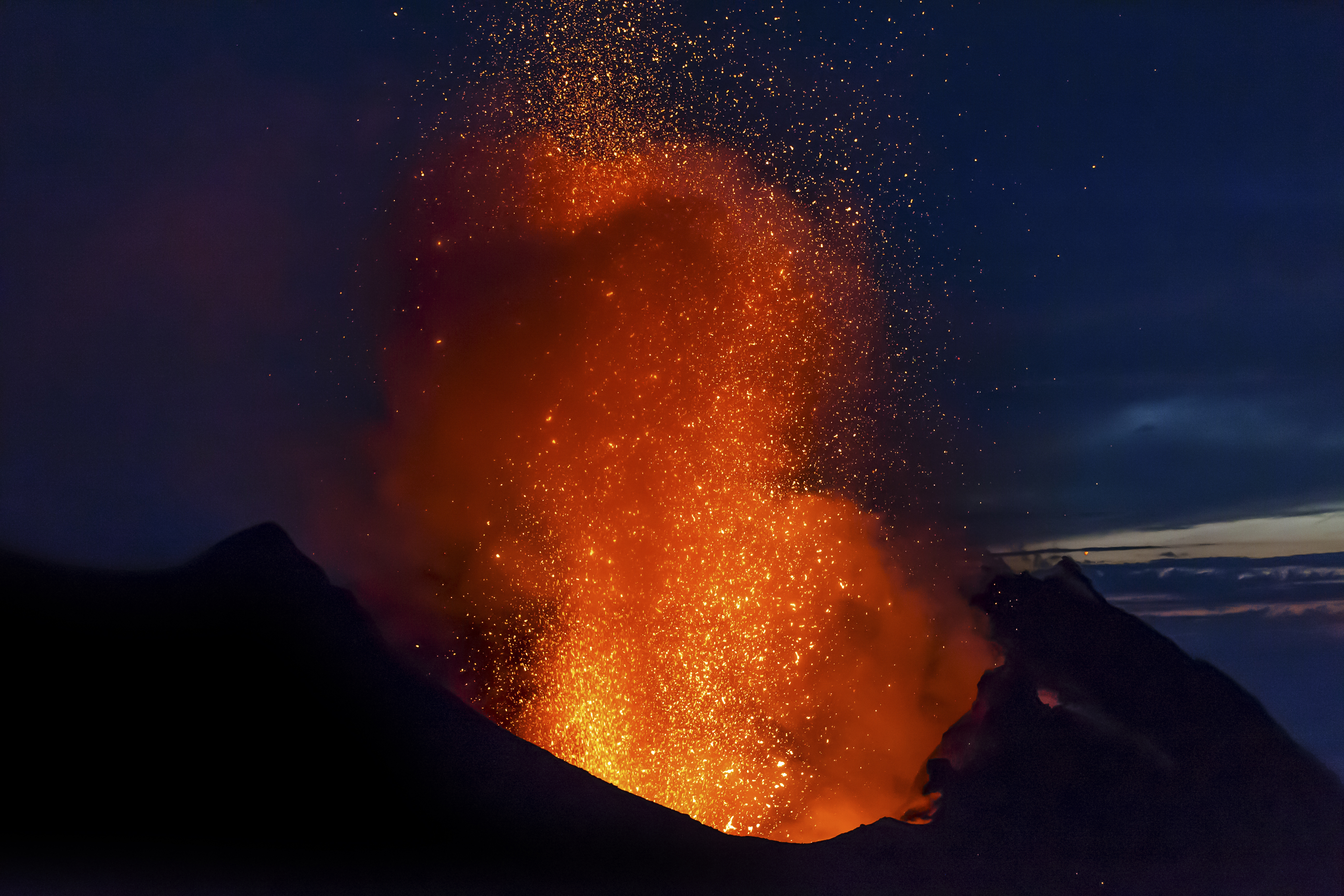 Erupción de volcán en EUA supera altura de la Torre Eiffel