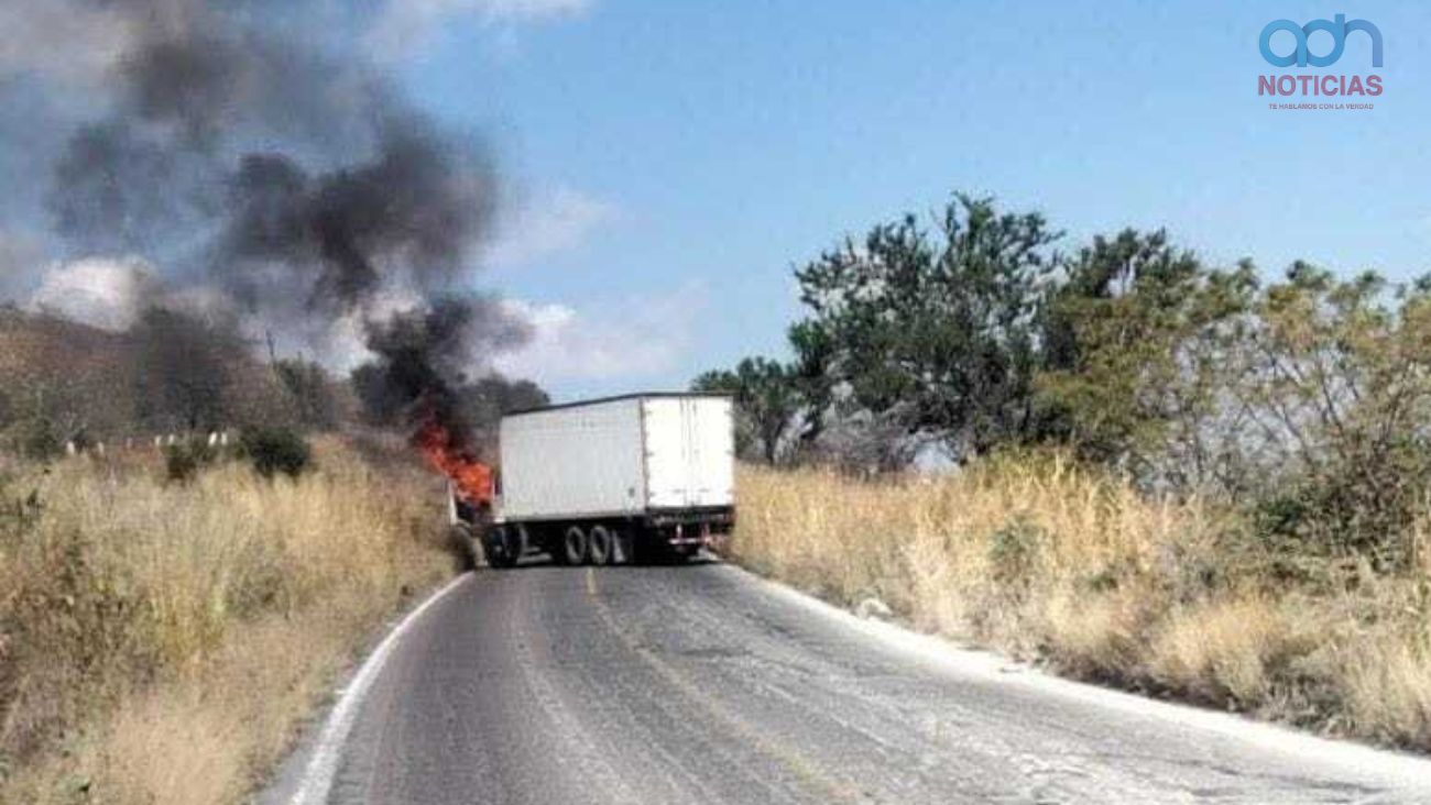 Activan código rojo en Jalisco tras bloqueos e incendios este domingo
