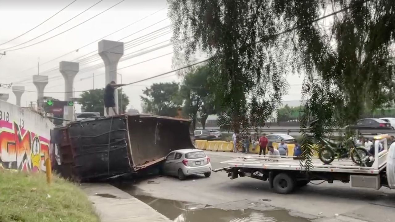 Tráiler cae desde puente en Cuautitlán Izcalli y aplasta automóvil; iba ...