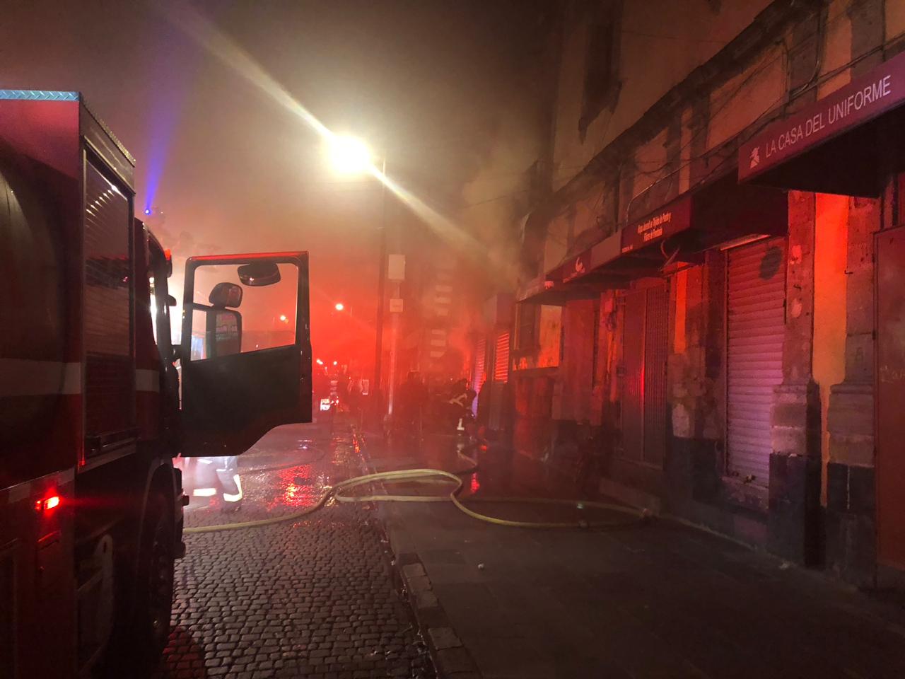 Bomberos controlan incendio en local de la colonia Centro en CDMX
