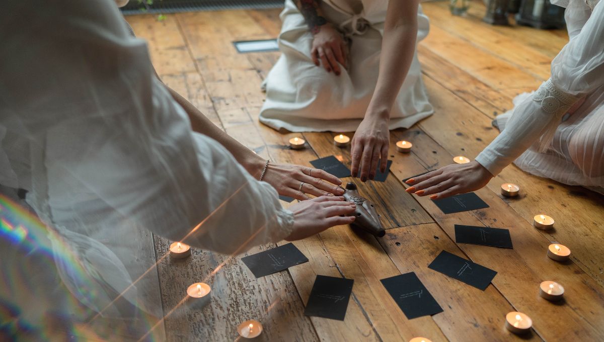 El ritual para el amor que debes hacer durante la luna llena de abril 2025