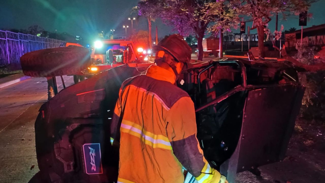 FOTOS: Conductor presuntamente ebrio choca y huye en Lomas de Angelópolis; deja a joven lesionada