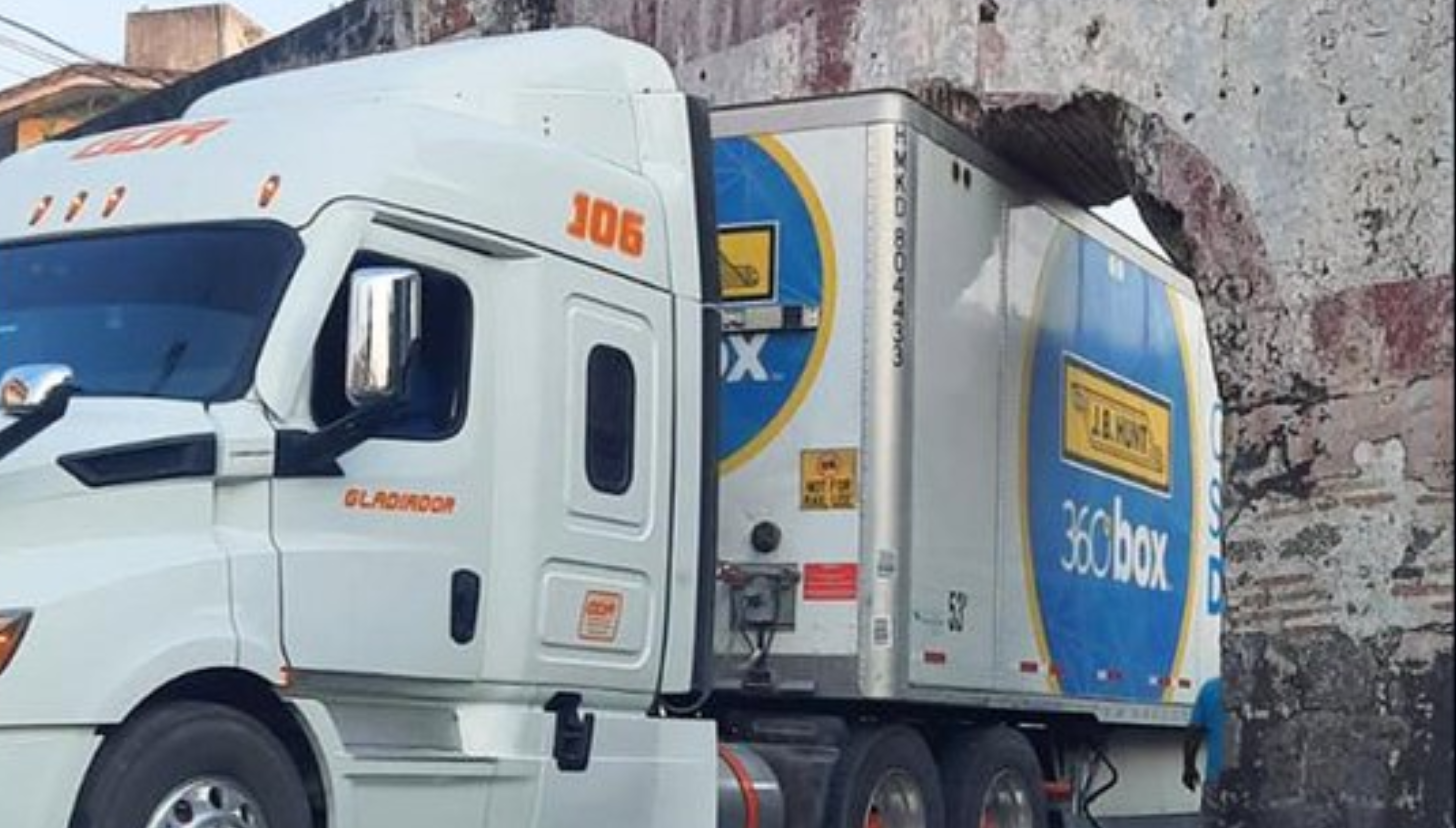Tráiler se queda atorado en los arcos de Cocoyoc, en Yautepec, y causa ...
