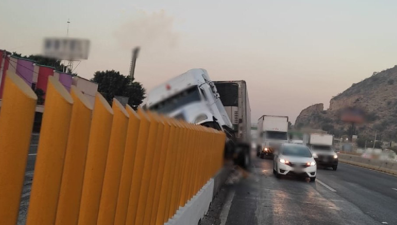 Caos vial en la carretera México-Puebla tras accidente