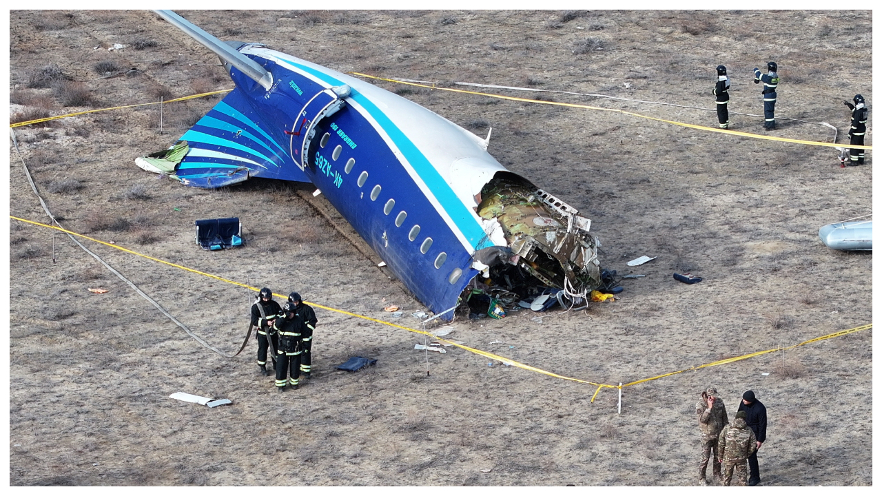 Avión de Azerbaijan Airlines se estrella en Kazajistán con 67 pasajeros; hay al menos 35 muertos