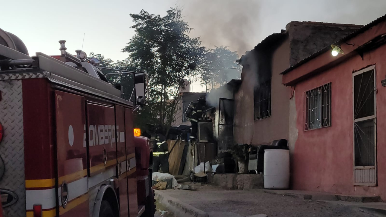 VIDEO | Captan momento en el que se incendia casa en la colonia Cerro ...