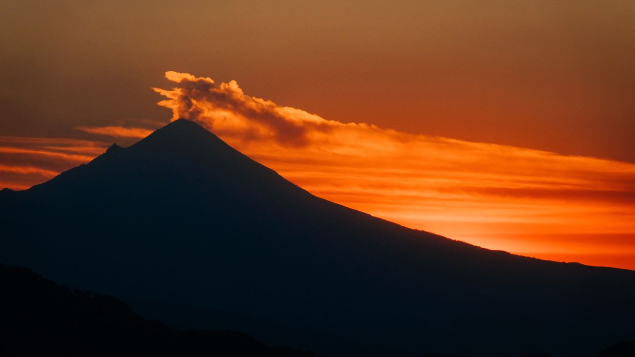 Captan en VIDEO sobre el Popocatépetl a misterioso objeto volador y luminoso de “grandes dimensiones”