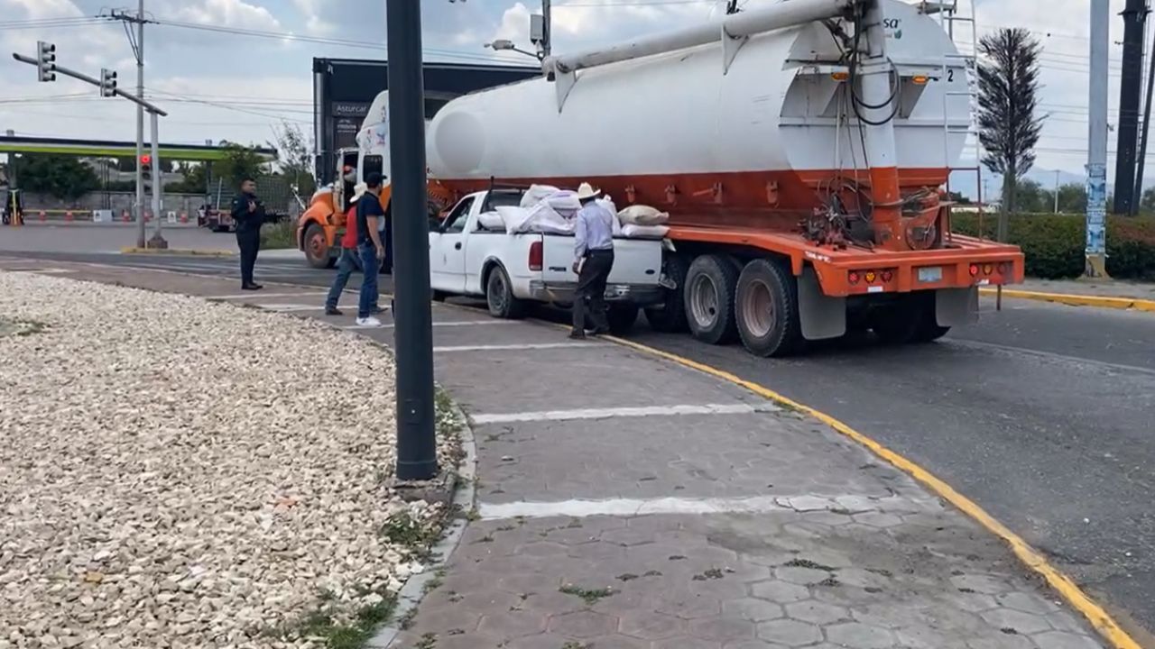 Choque contra pipa colapsó rotonda de San Lorenzo Teotipilco en Tehuacán hoy; conductor salió proyectado