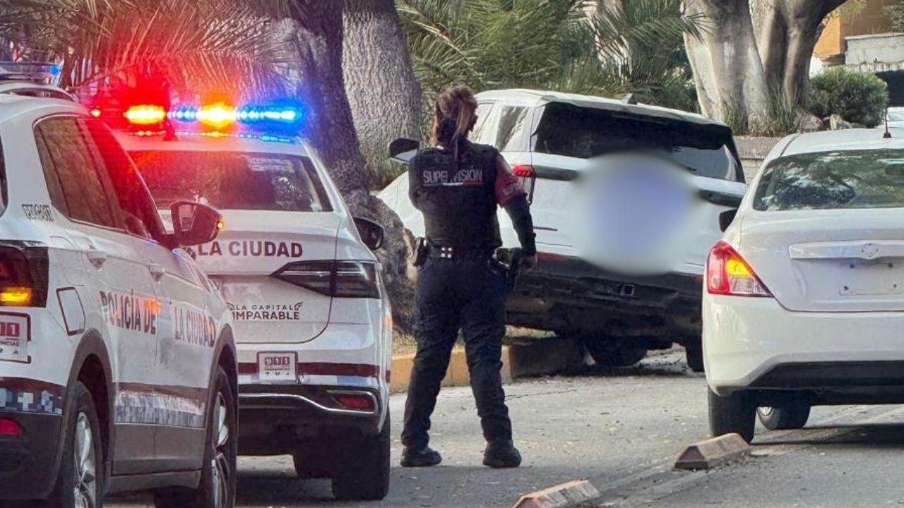 VIDEO: Así fuerte choque dejó caos sobre el bulevar 5 de Mayo hoy; camioneta se fue contra un árbol