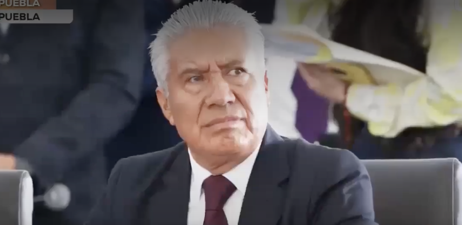 Maestros de la modalidad de telebachilleratos en Puebla se manifestaron frente a las instalaciones de la Secretaría de Educación para denunciar la falta de pagos