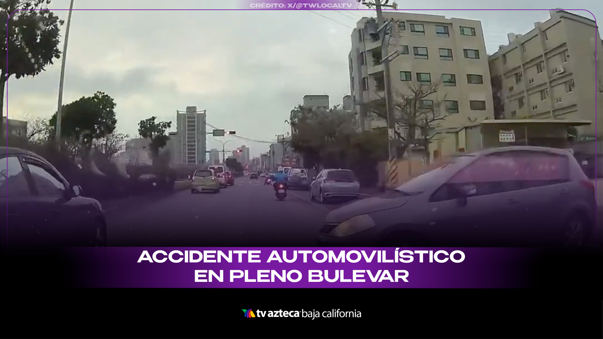 Auto choca a otro vehículo y se estrella contra poste