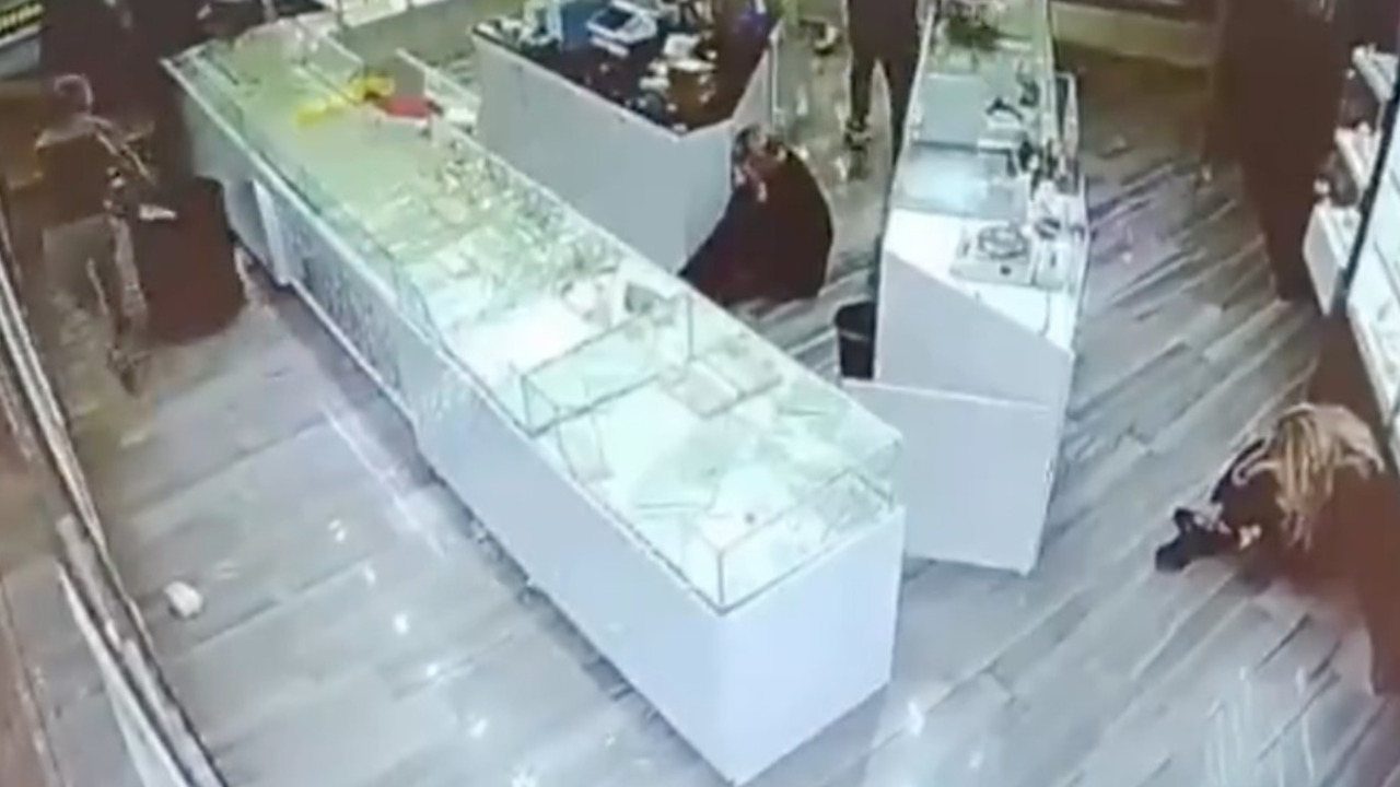 Robo en joyería: Ladrones se llevaron toda la mercancía en menos de un minuto (VIDEO)