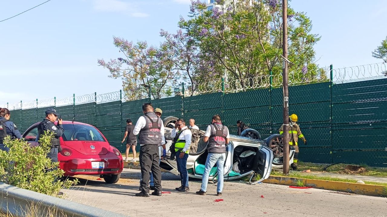 Brutal volcadura deja auto destrozado en la desviación de la vía Atlixcáyotl hoy; así quedó tras accidente en Puebla