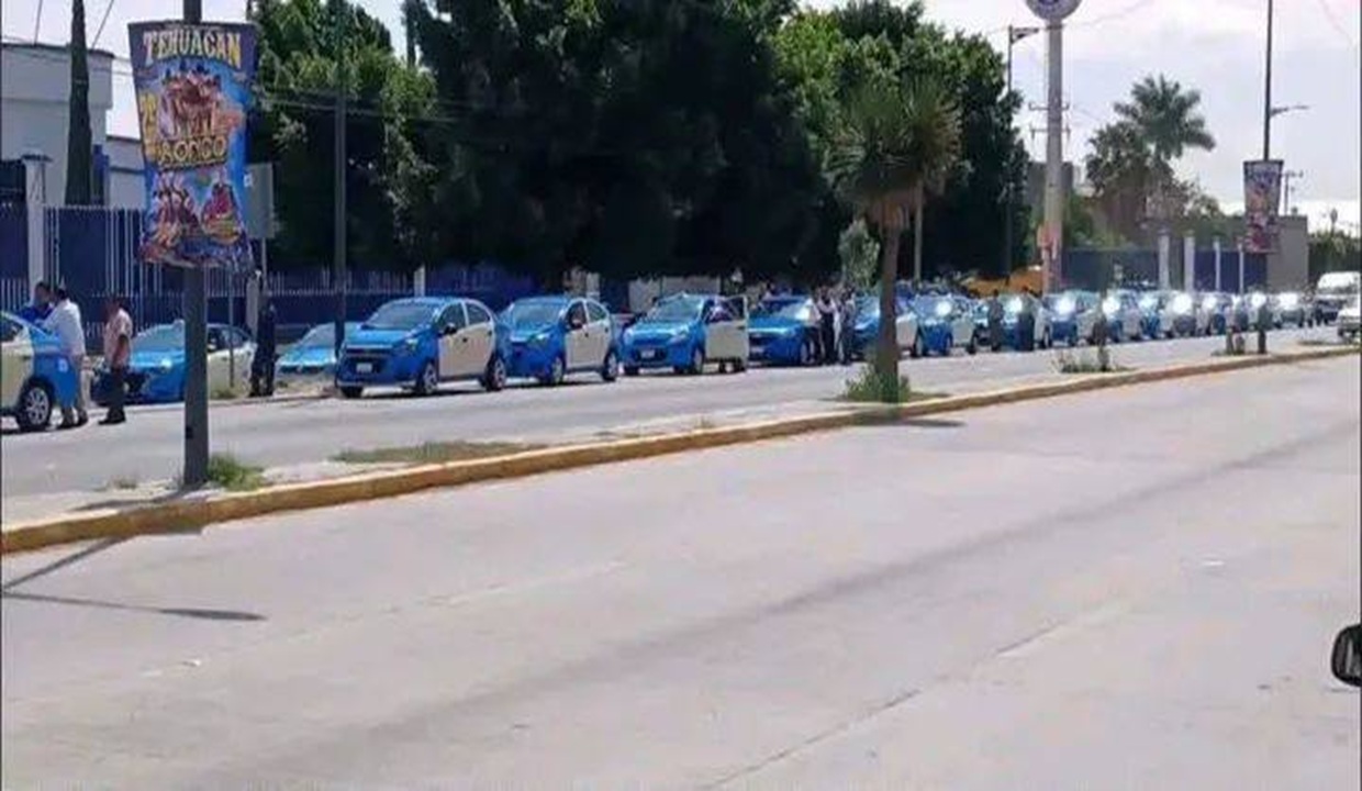 VIDEO: Taxistas se manifiestan en calles de Tehuacán; exigen regularización de conductores de apps digitales