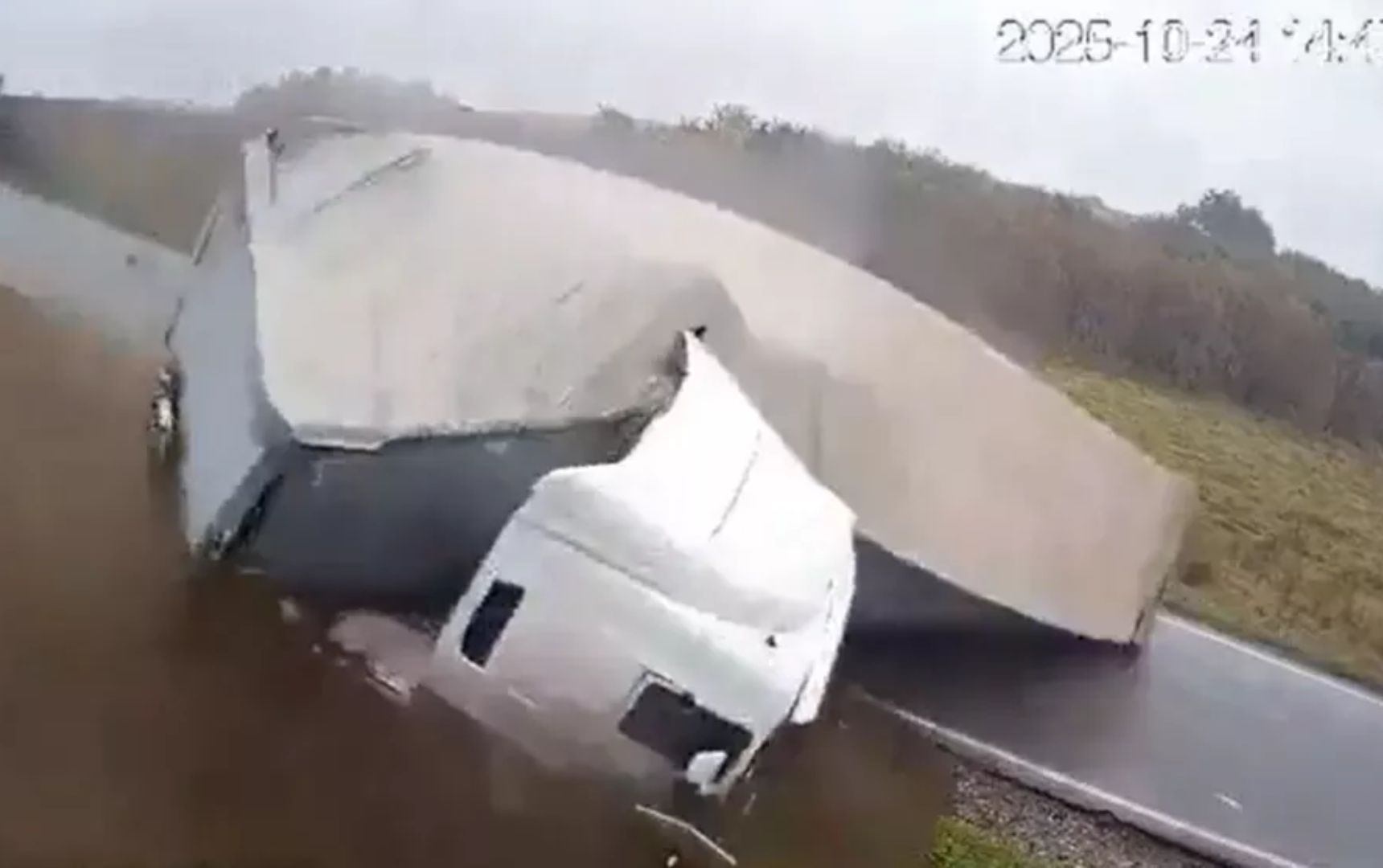 VIDEO: Tráiler vuelca por la lluvia y aplasta camioneta en Rumanía; el ...