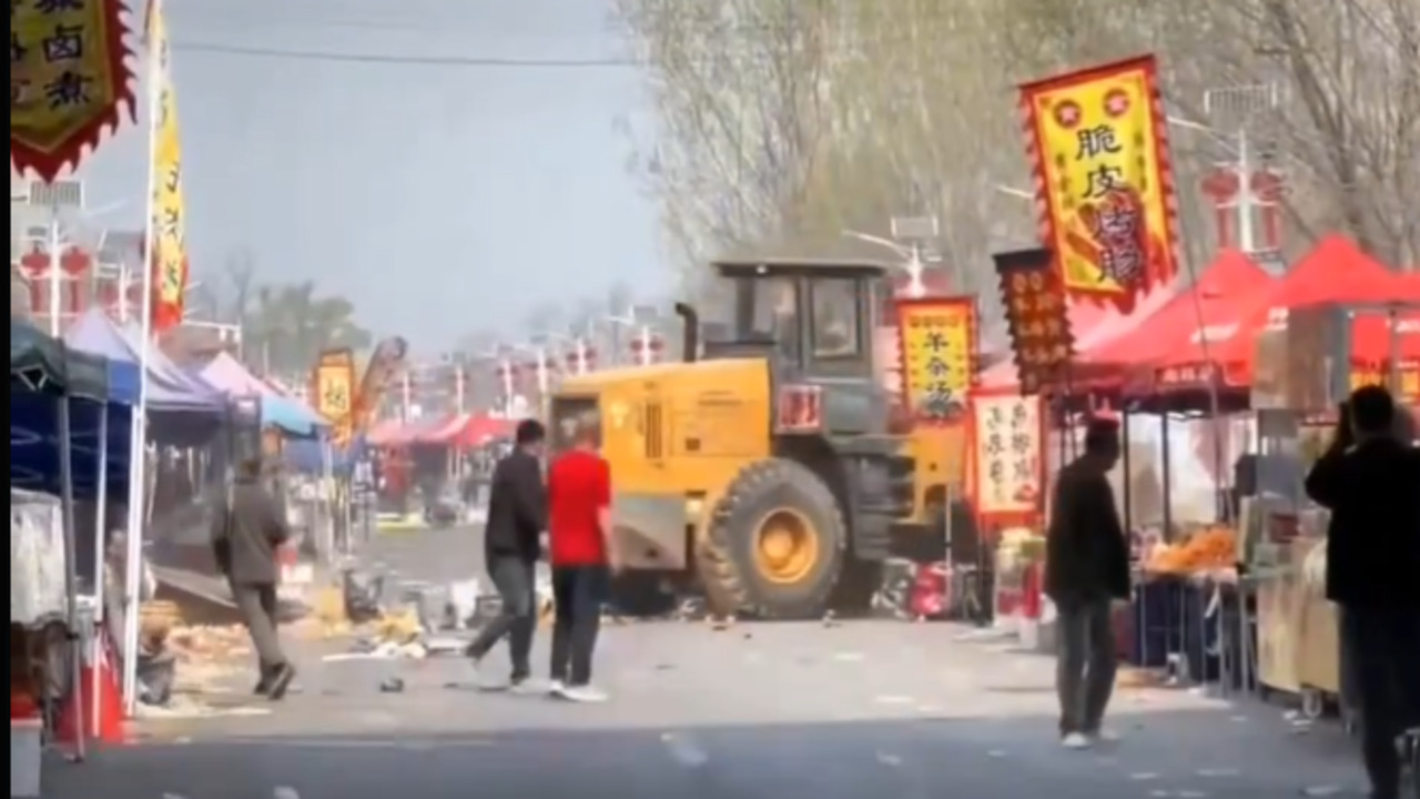 VIDEO VIRAL: Hombre embiste con excavadora un mercado de Pekín: hay al menos 8 muertos y decenas de heridos