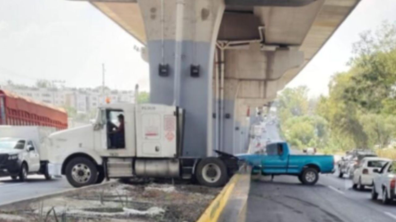 VIDEO: Tráiler sufre accidente en la autopista México-Puebla hoy; quedó atravesado en el camellón
