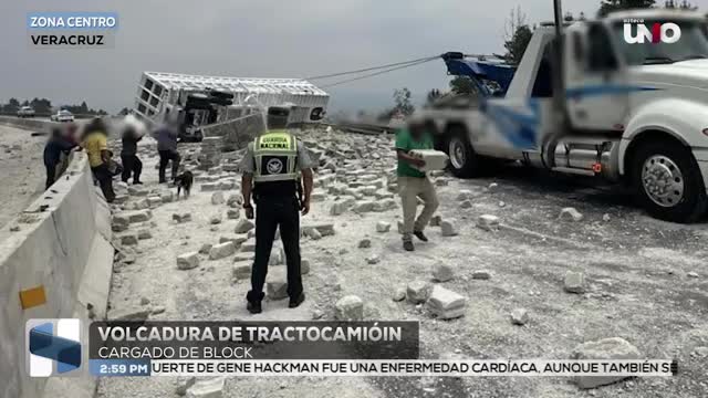 En libramiento Xalapa-Perote, tractocamión con blocks vuelca hoy, 1 de ...