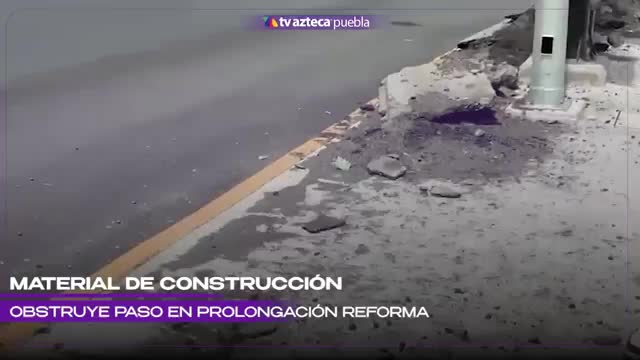 Vecinos denuncian material de obra abandonado en la Prolongación Reforma en Puebla