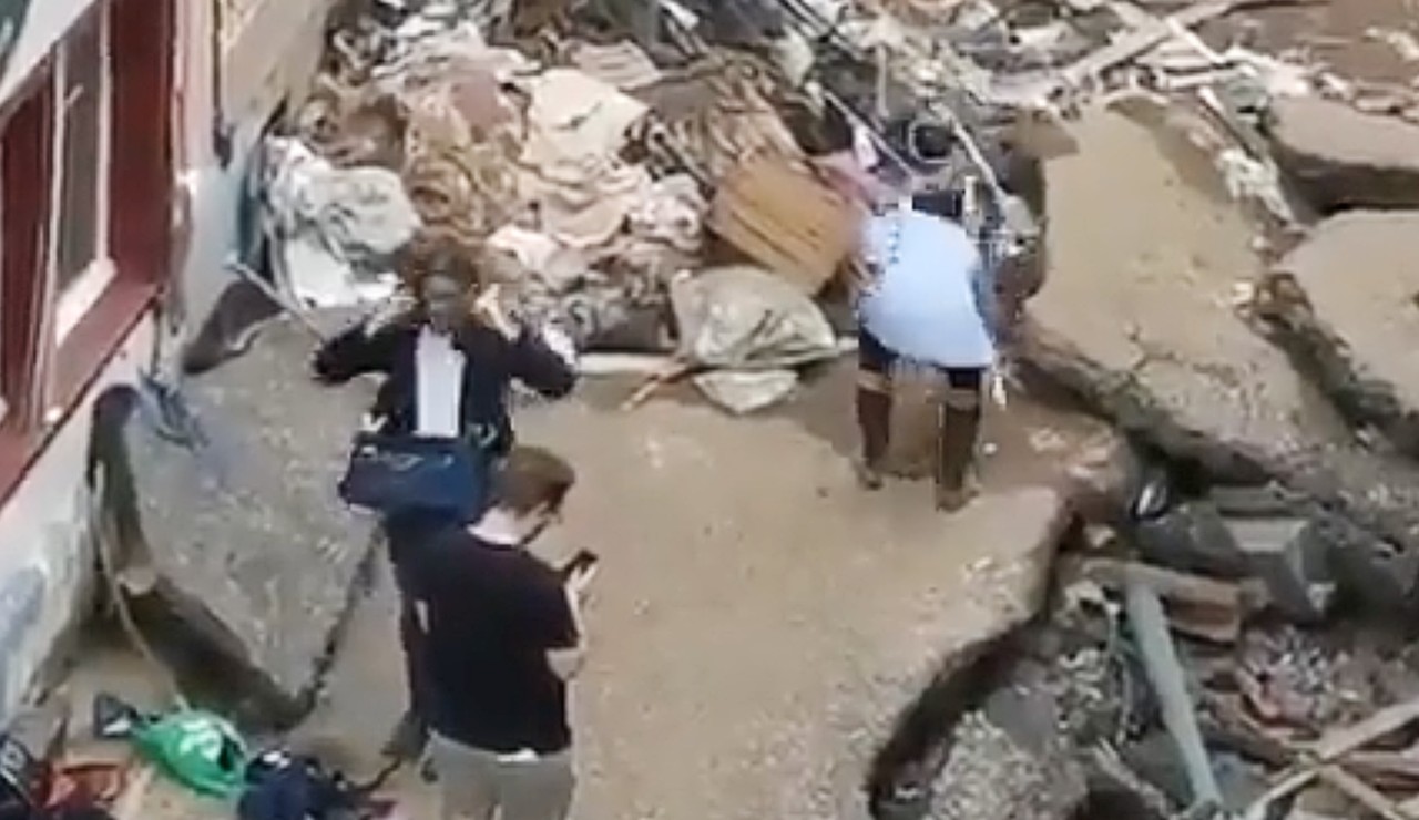 VIDEO: Reportera se unta lodo para simular ayuda en Alemania - Vimarsana News