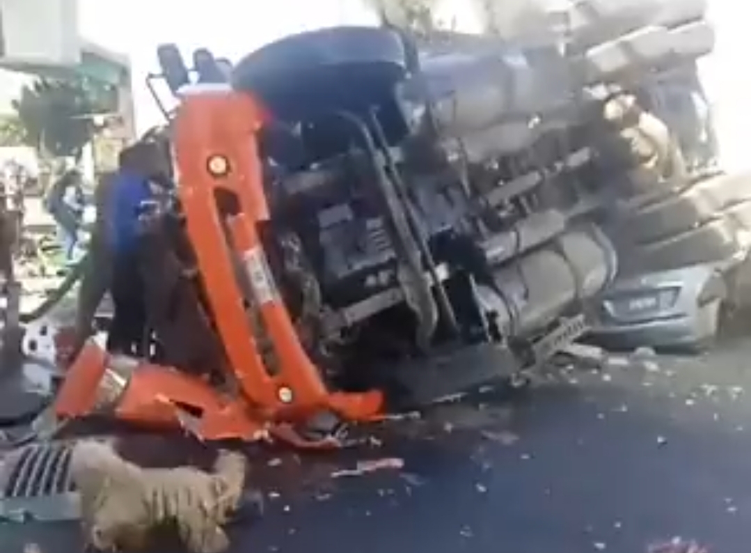 Tráiler cae de puente y aplasta a vehículos, dejó personas lesionadas