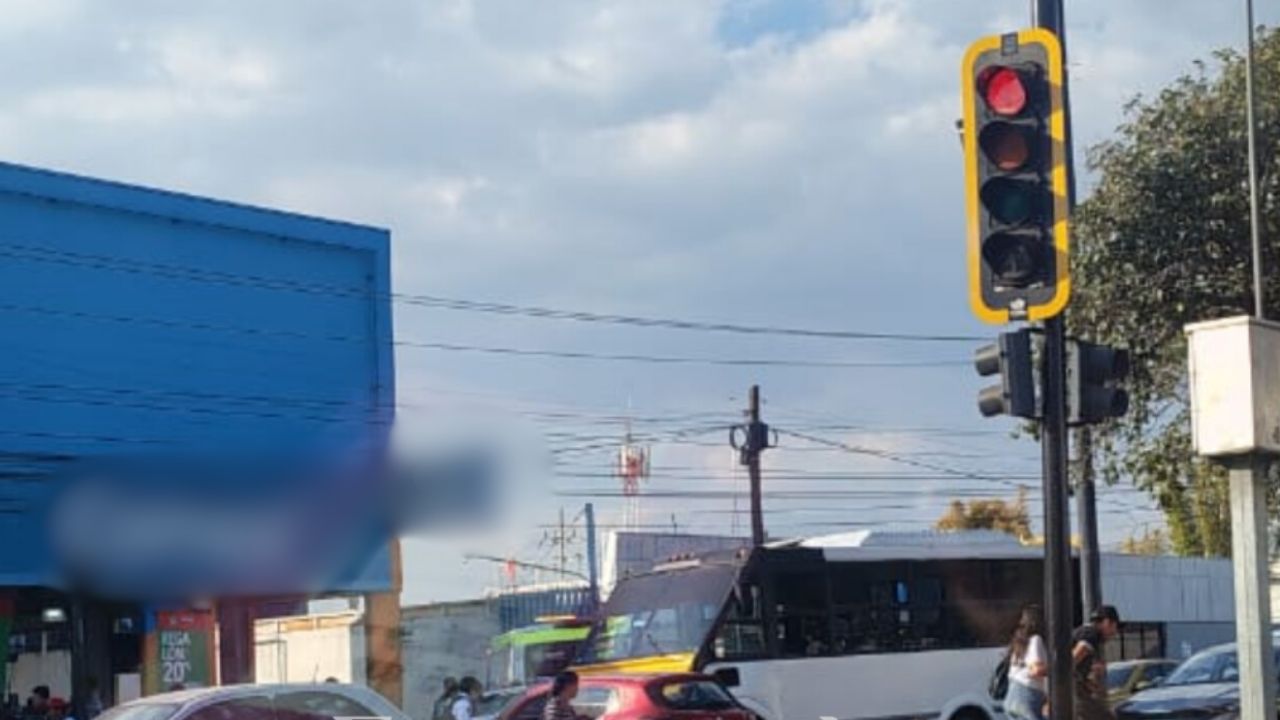 Choque contra Ruta 21 dejó caos en la Calzada Zaragoza hoy: Tráfico intenso