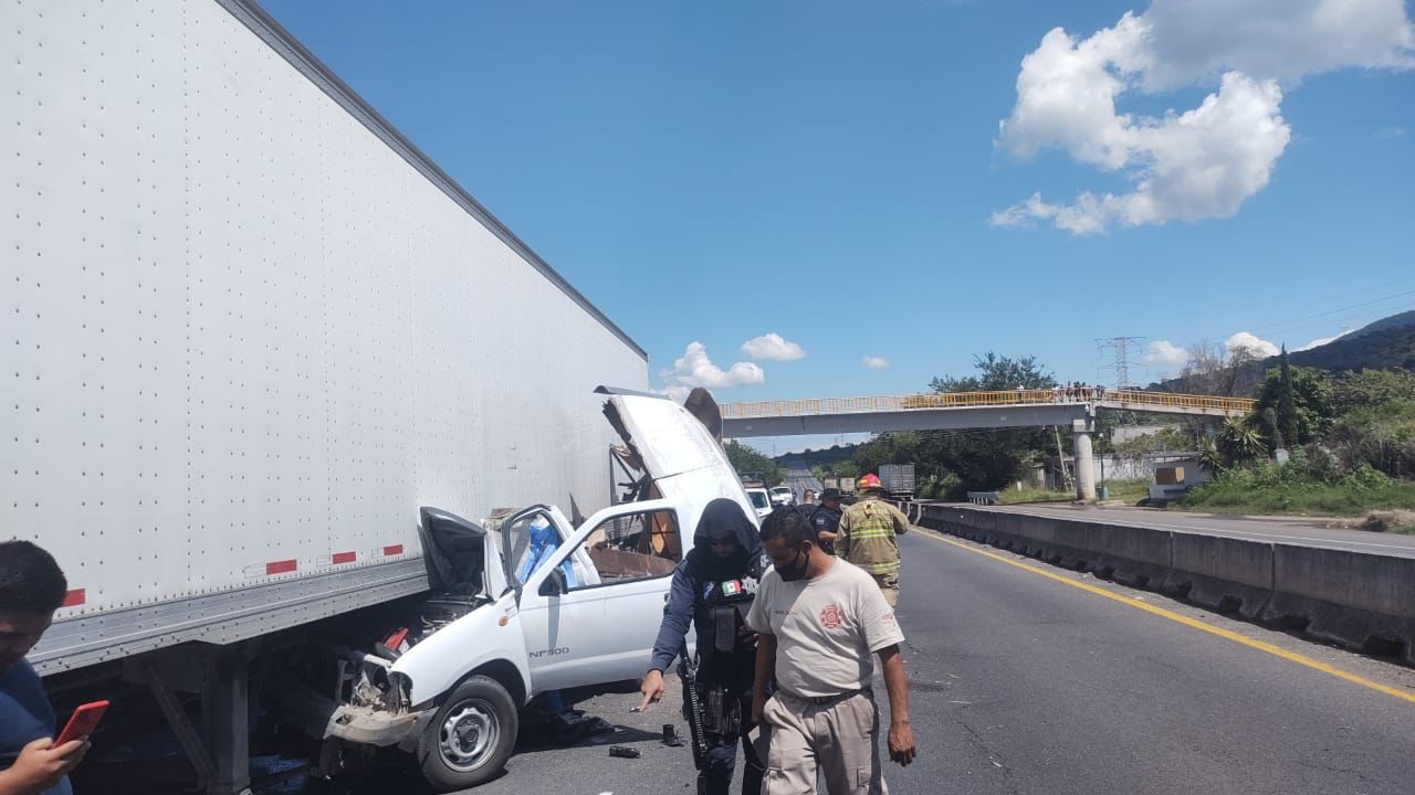 Una persona pierde la vida tras choque de camioneta contra un tráiler